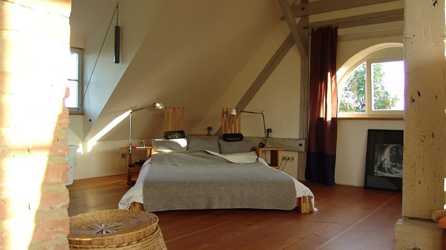 Schlafzimmer im Dachboden: Eine große Gaube schaffte Platz. Viele der alten Balken konnten erhalten werden (Quelle: Spiegel Online)