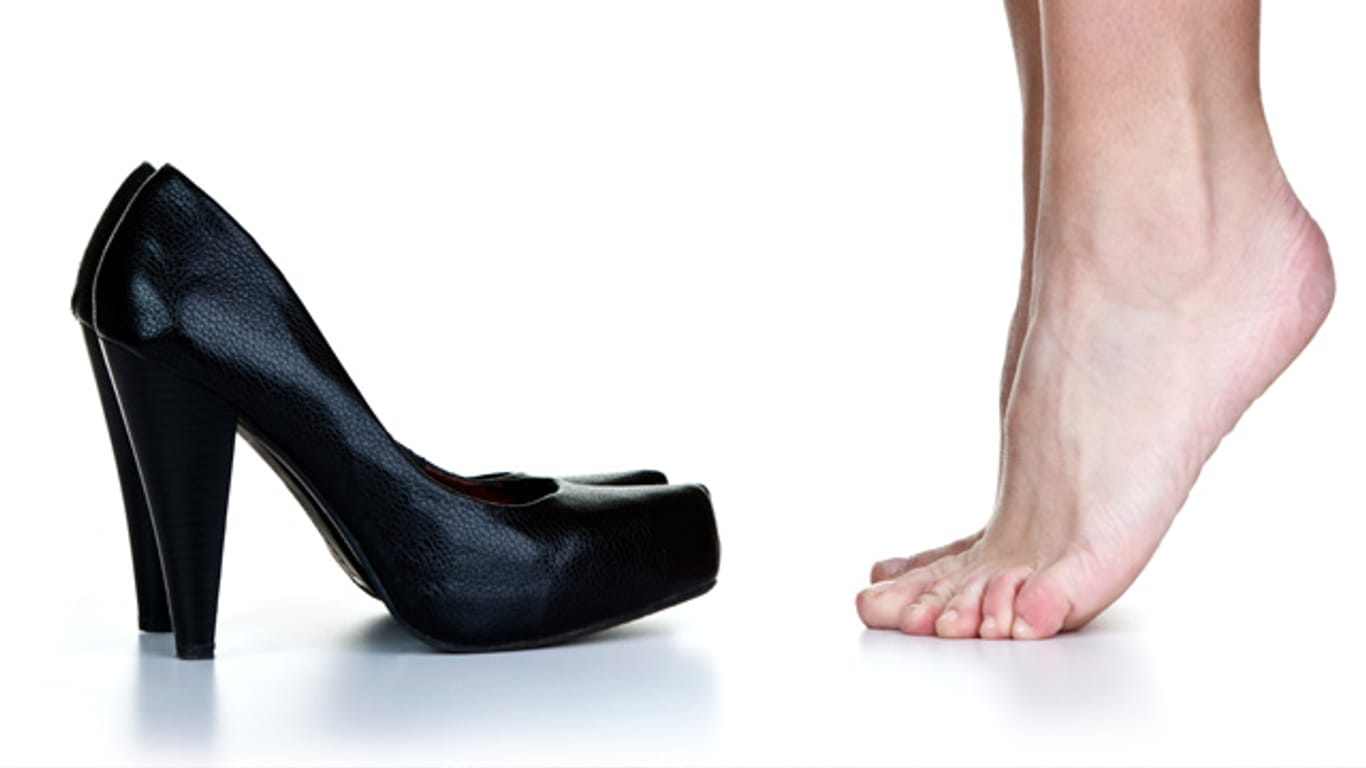 Fuß: Für Kleinzehenfehlstellungen sind oftmals zu enge Schuhe verantwortlich.