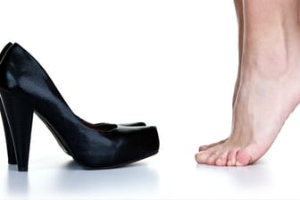 Fuß: Für Kleinzehenfehlstellungen sind oftmals zu enge Schuhe verantwortlich.