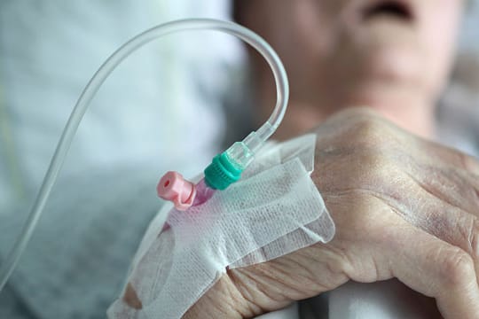 Sterben: Ihre letzten Stunden verbringen viele Sterbende im Krankenhaus nicht würdevoll.