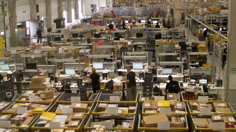 Das Logistikzentrum von reBuy wickelt täglich tausende Bestellungen aber auch Lieferungen von Kunden ab.