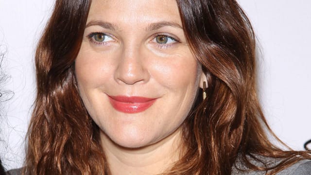 Drew Barrymore setzt den Make-up-Look perfekt um