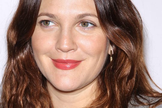 Drew Barrymore setzt den Make-up-Look perfekt um