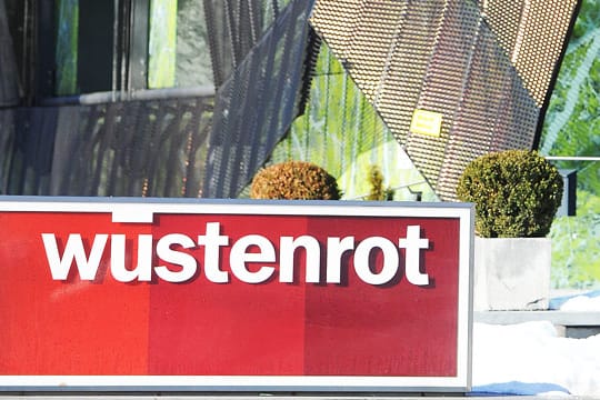 Mit der Kündigung von Altverträgen ist die Bausparkasse Wüstenrot in die Kritik geraten