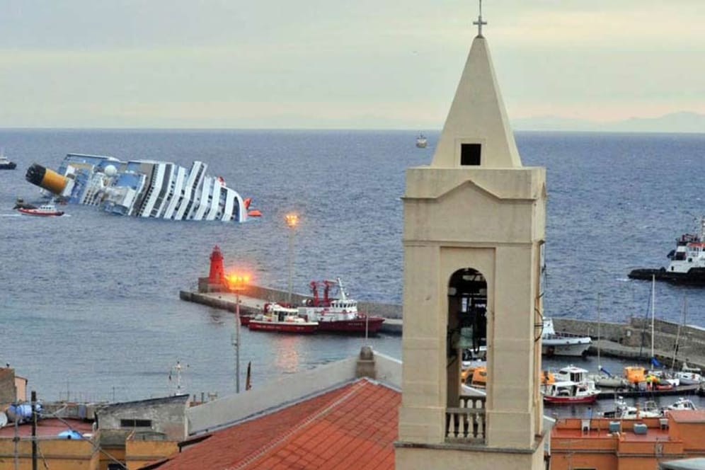 Das Wrack der "Concordia" vor der Insel Giglio