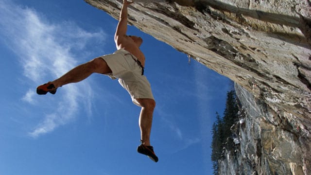 Alexander Huber beim Klettern am Schleierwasserfall in Österreich.