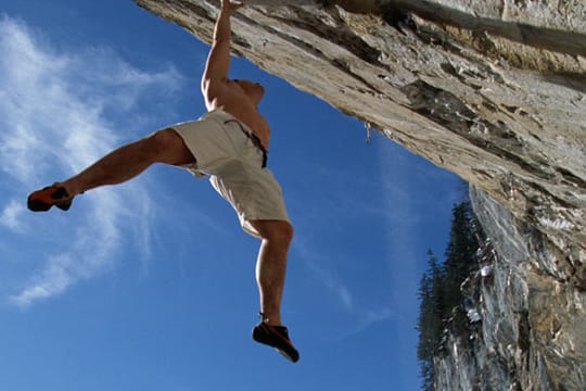 Alexander Huber beim Klettern am Schleierwasserfall in Österreich.