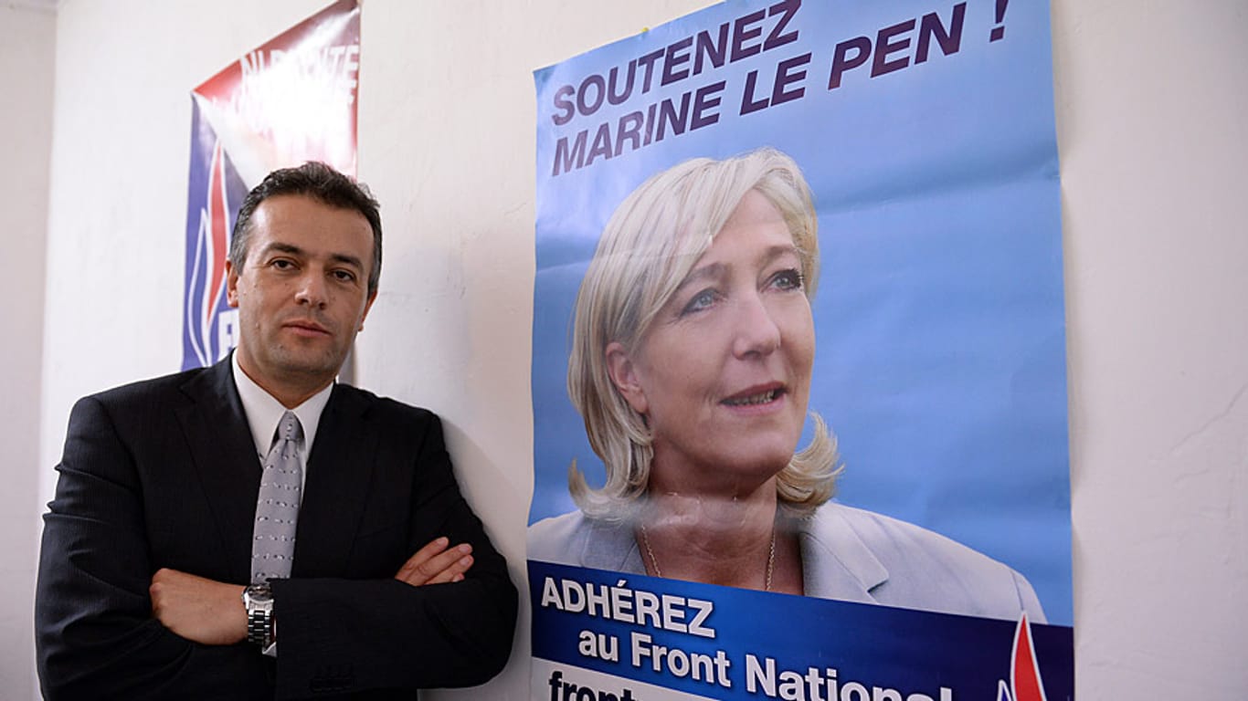 Laurent Lopez posiert neben einem Plakat der FN-Vorsitzenden Marine Le Pen.