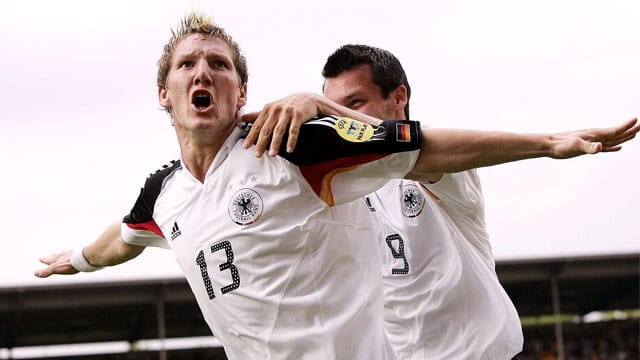 Bastian Schweinsteiger steht kurz vor seinem 100. Länderspiel. Damit hat er bei diesem Torjubel im Trikot der U21-Auswahl mit Sicherheit nicht gerechnet. Bastian Schweinsteiger steht kurz vor seinem 100. Länderspiel. Damit hat er bei diesem Torjubel im Trikot der U21-Auswahl mit Sicherheit nicht gerechnet.