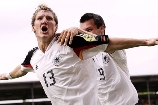 Bastian Schweinsteiger steht kurz vor seinem 100. Länderspiel. Damit hat er bei diesem Torjubel im Trikot der U21-Auswahl mit Sicherheit nicht gerechnet.