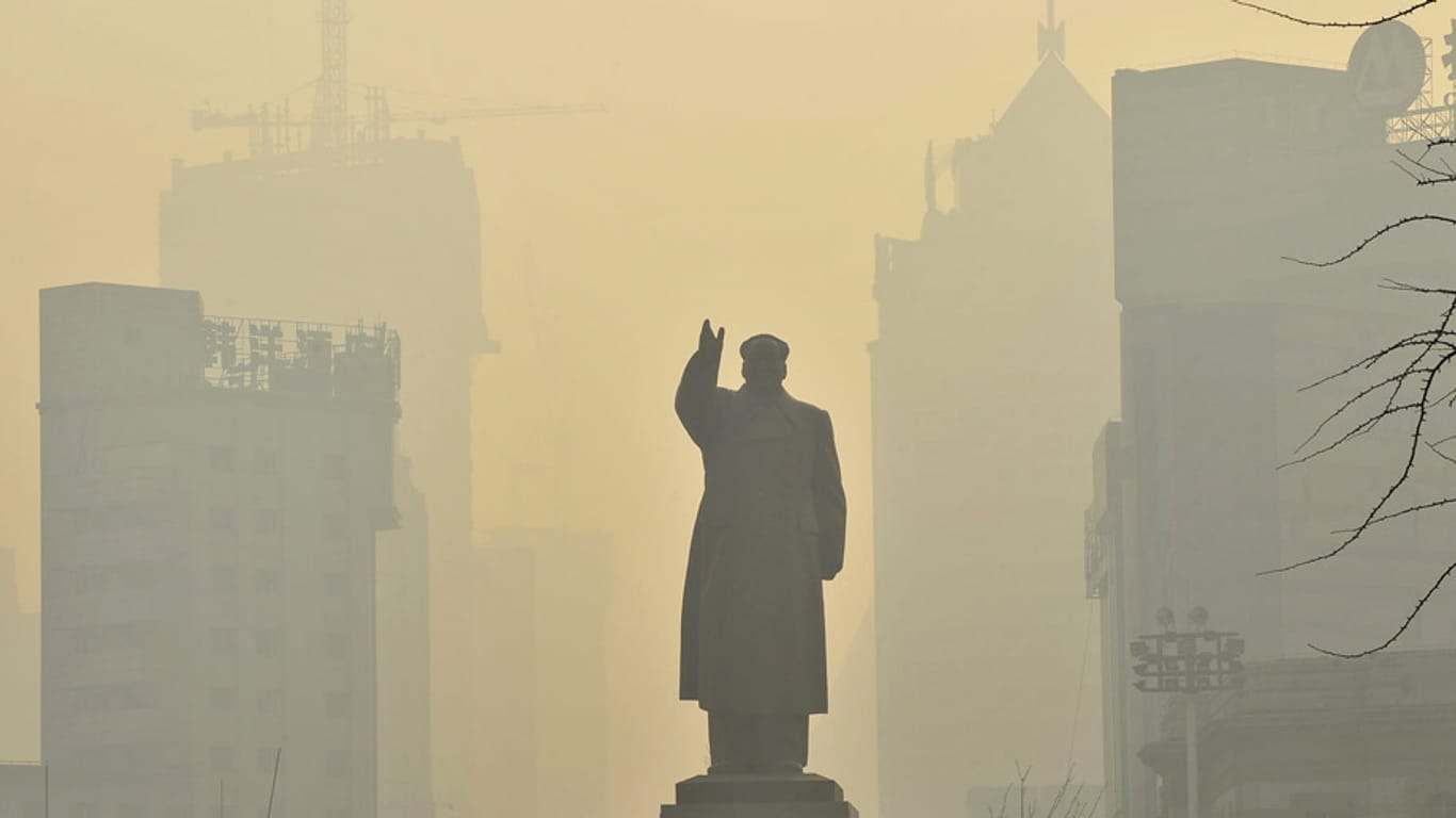 Asien im Smog: Eine Statue von Chinas ehemaligen Staats- und Parteichef Mao Zedong wird von Emissionen umwabert