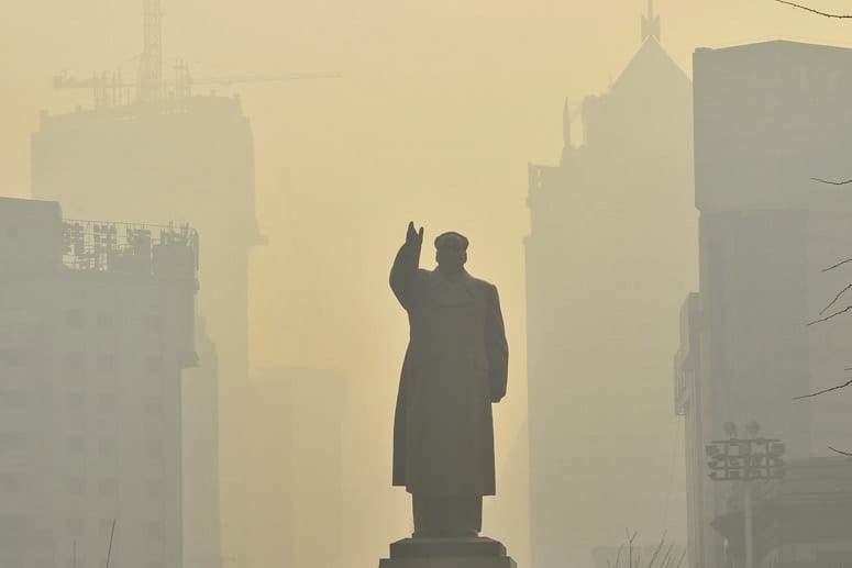 Asien im Smog: Eine Statue von Chinas ehemaligen Staats- und Parteichef Mao Zedong wird von Emissionen umwabert