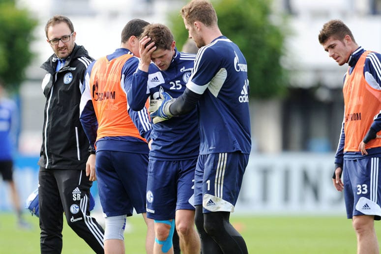 Klaas-Jan Huntelaar (Mitte) wird mit Schmerzen vom Platz geführt.
