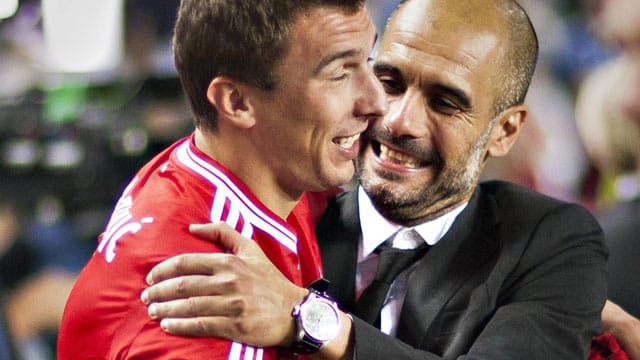 Pep Guardiola (re.) mit Stürmer Mario Mandzukic