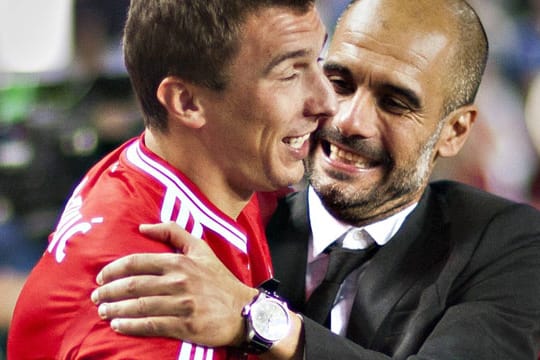 Pep Guardiola (re.) mit Stürmer Mario Mandzukic