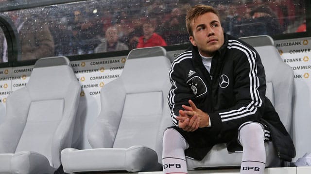 Ein Bild, das sich möglichst bald ändern sollte: Mario Götze auf der Ersatzbank. Ein Bild, das sich möglichst bald ändern sollte: Mario Götze auf der Ersatzbank.