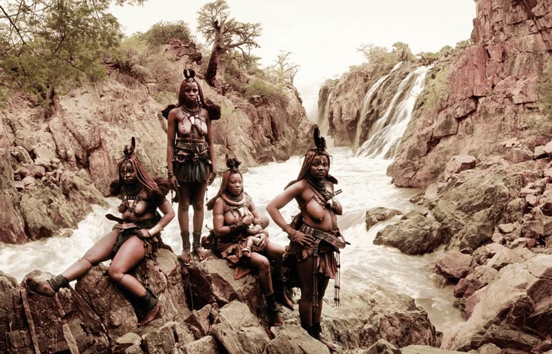 Ein Gruppe Himba-Frauen am Epupa Wasserfall,
