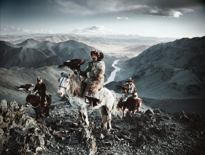 Drei kasachische Jäger mit ihren Greifvögeln, Provinz Bajan-Ölgii, Mongolei.