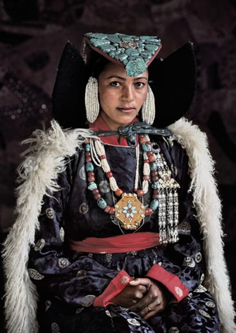Frau mit Perak (Kopfschmuck) aus dem Lamayuru Kloster in Ladakh.