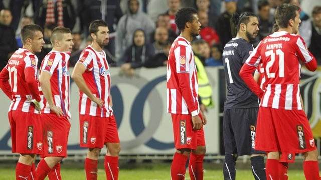 Die Spieler von Roter Stern Belgrad erleben eine böse Überraschung. Die Spieler von Roter Stern Belgrad erleben eine böse Überraschung.