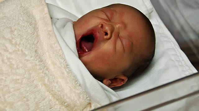 Regelmäßige Schlafenszeiten fördern Gesundheit und gutes Verhalten - also möglichst früh damit beginnen.