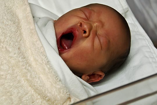 Regelmäßige Schlafenszeiten fördern Gesundheit und gutes Verhalten - also möglichst früh damit beginnen.