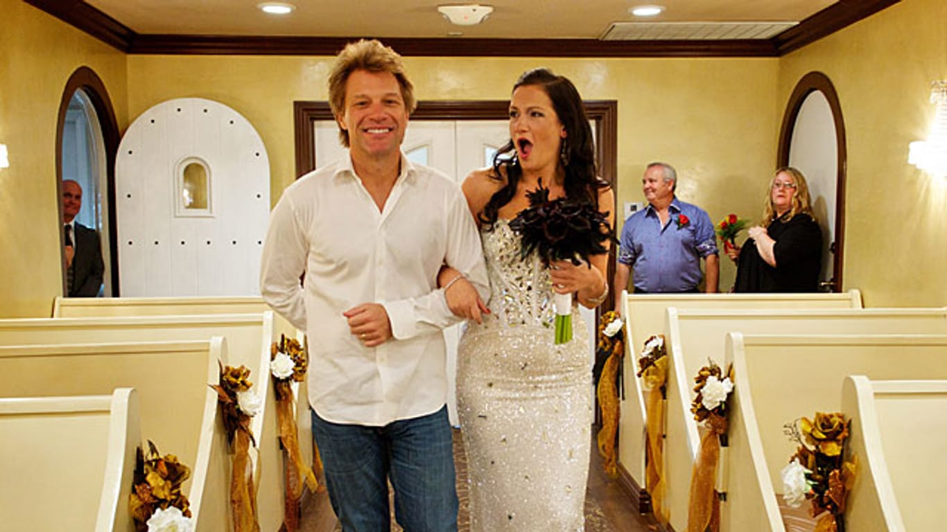 Jon Bon Jovi begleitet weiblichen Fan zum Traualtar.