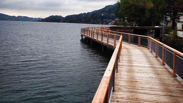 Auf Stelzen um den Tegernsee herum führt nun die neue Uferpromenade - ein jahrelanger Streitpunkt.