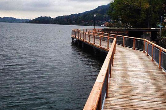 Auf Stelzen um den Tegernsee herum führt nun die neue Uferpromenade - ein jahrelanger Streitpunkt.