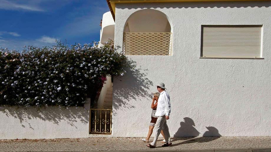 Touristen vor dem Ocean Club in Praia da Luz