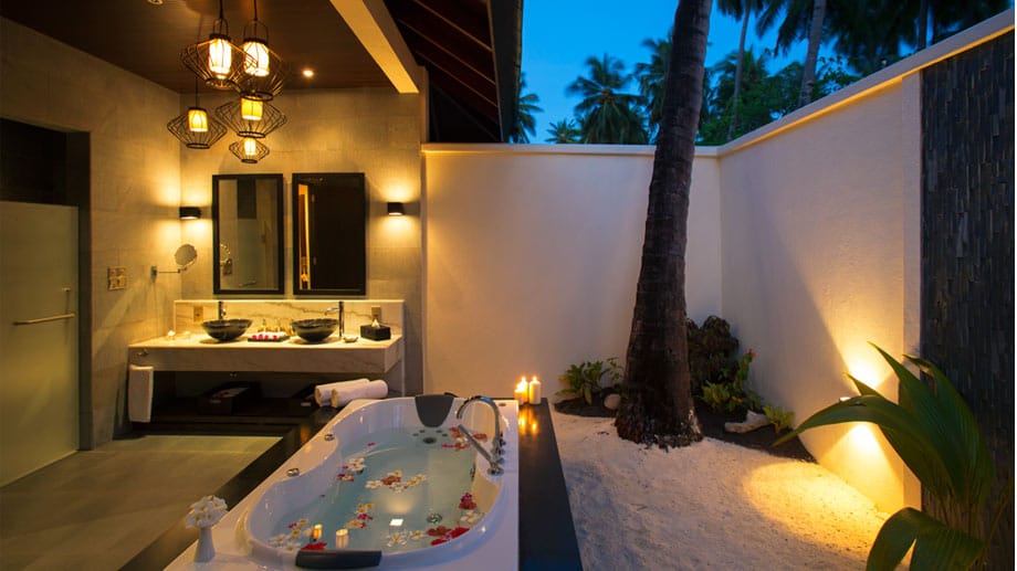 Ein halboffenes Badezimmer ermöglicht ein romantisches Bad unterm Sternenhimmel.