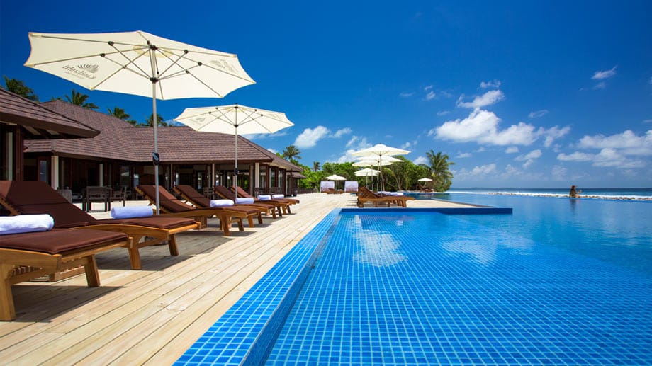Der 15. Dezember ist der große Eröffnungstag des Resorts auf der rund zwei Kilometer langen und 90 Meter breiten Malediveninsel. Und für eine solche ist sie mit diesen Maßen erstaunlich groß. Platz bedeutet auf den Malediven viel. So ist es unter anderem möglich, den ersten 50 Meter langen Pool auf den Malediven zu nutzen.
