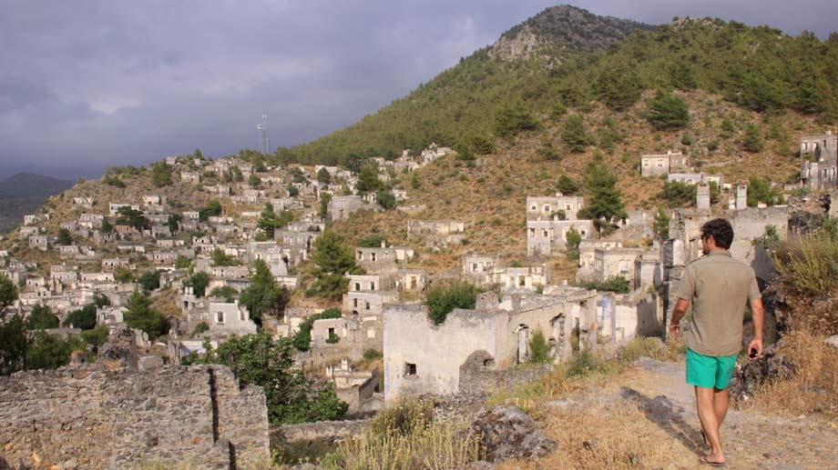 Kayaköy ist eine Geisterstadt. Die ehemaligen Bewohner waren in der Mehrheit Griechen und mussten die Türkei nach dem Ersten Weltkrieg schlagartig verlassen.
