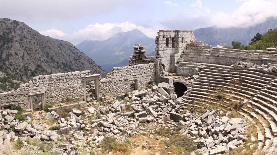 Auf fast 1000 Meter Höhe liegt mitten im Güllük Dagi Nationalpark die sagenumwobene Totenstadt Termessos. Kaum ein antikes Amphitheater dürfte solch spektakuläre Panoramablicke auf die Berge bieten wie die Theaterruinen von Termessos.