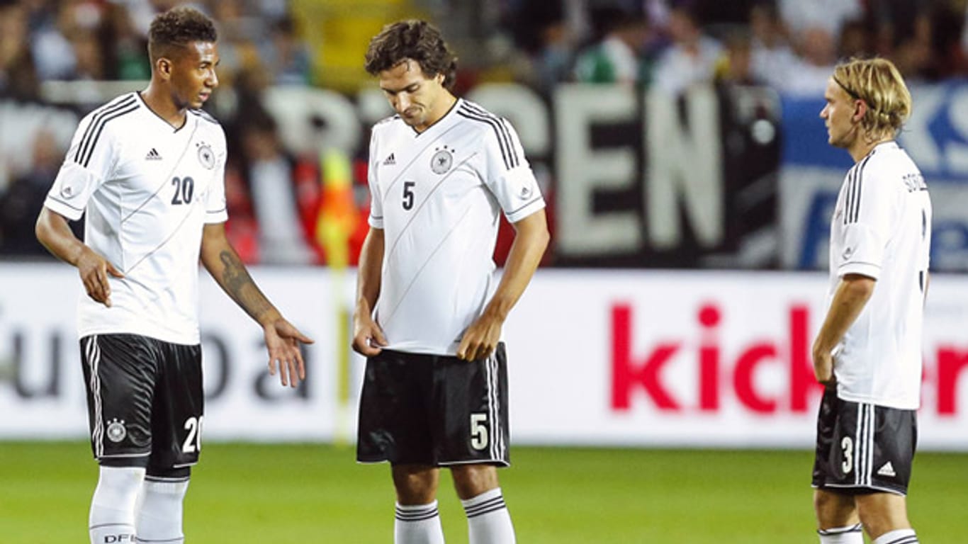 Es gibt einiges zu bereden: Jerome Boateng, Mats Hummels und Marcel Schmelzer (v. li.) im Spiel gegen Paraguay.