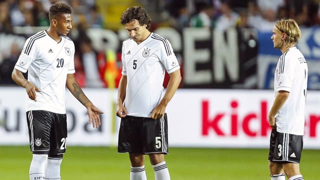 Es gibt einiges zu bereden: Jerome Boateng, Mats Hummels und Marcel Schmelzer (v. li.) im Spiel gegen Paraguay. Es gibt einiges zu bereden: Jerome Boateng, Mats Hummels und Marcel Schmelzer (v. li.) im Spiel gegen Paraguay.