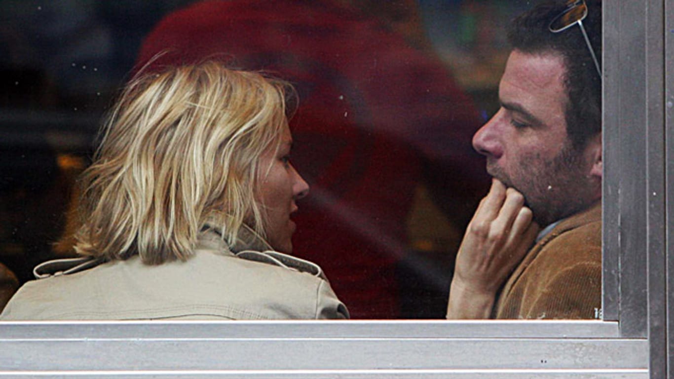 Naomi Watts verrät, wie sie ihren Schauspiel-Kollegen Liev Schreiber verführt hat.