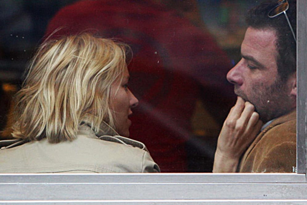 Naomi Watts verrät, wie sie ihren Schauspiel-Kollegen Liev Schreiber verführt hat.