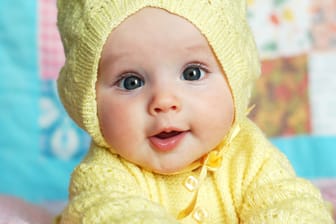 Bio-Babykleidung besteht ausschließlich aus natürlichen Materialien wie Wolle