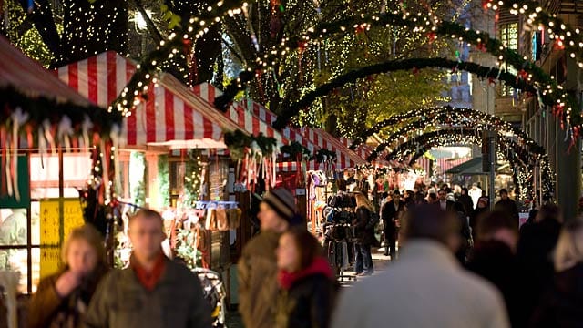 Weihnachtsmarkt in Berlin-Potsdamer Platz: Hier können Sie sich im Herzen Berlins auf das Fest einstimmen.