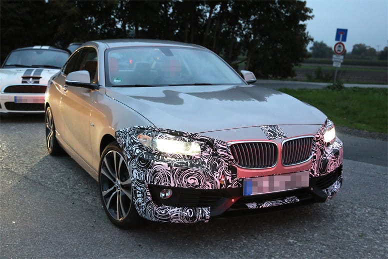 Hier fährt das neue BMW 2er Coupé als Erlkönig vor.