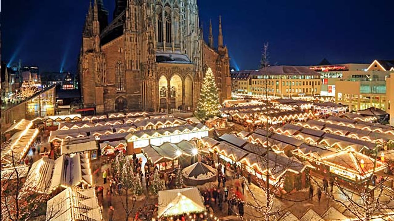 Der Weihnachtsmarkt in Ulm: Er liegt direkt zu Füßen des weltgrößten Kirchturms.