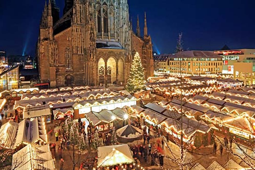 Der Weihnachtsmarkt in Ulm: Er liegt direkt zu Füßen des weltgrößten Kirchturms.