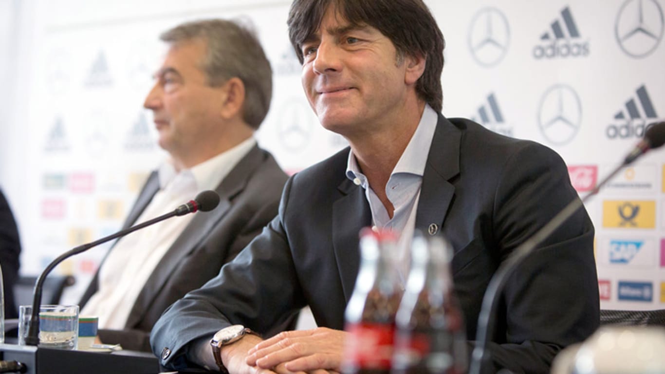 Joachim Löw (re.) hat seinen Vertrag beim DFB bis 2016 verlängert.