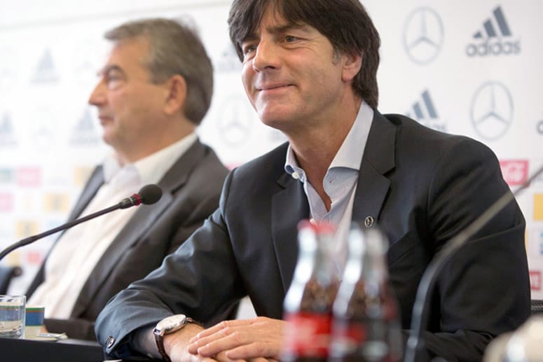 Joachim Löw (re.) hat seinen Vertrag beim DFB bis 2016 verlängert.