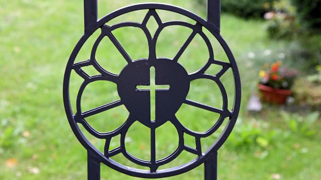 Das Symbol der Lutherrose ist auch heute noch in vielen Wappen enthalten und wird als Dekoelement genutzt