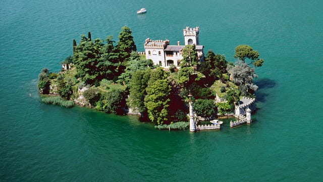Mitten im Lago di Iseo ein kleines Juwel: die Isola di Loreto. Eine romantische, neugotische Burg ziert das kleine Eiland.