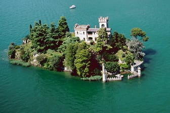 Mitten im Lago di Iseo ein kleines Juwel: die Isola di Loreto. Eine romantische, neugotische Burg ziert das kleine Eiland.