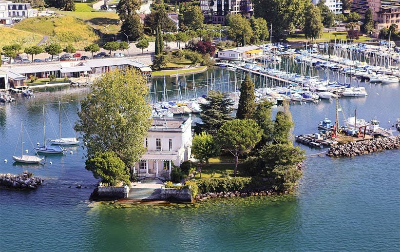 Nicht weit entfernt liegt ebenfalls im Genfer See die Île de Salagnon. Sie war ursprünglich nur ein Felsen. Doch Ende des 19. Jahrhunderts wurde hier Land aufgeschüttet und wenige Jahre später entstand die malerische Villa, Besitz eines Pariser Porträtmalers.