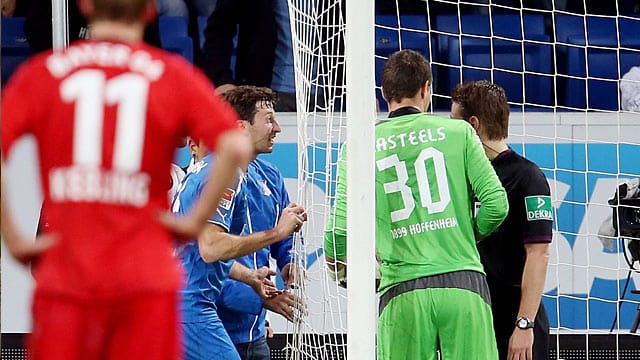 Ein Tornetz und die unangenehmen Folgen für Stefan Kießling.